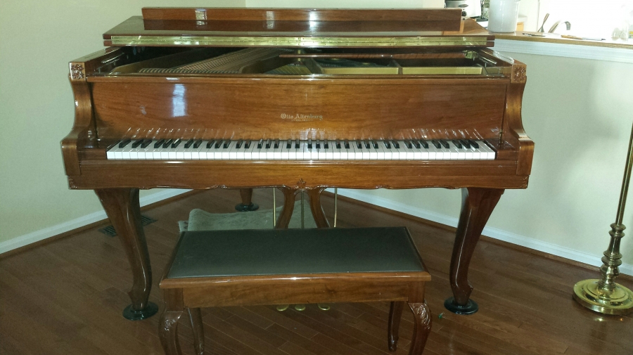 Otto Altenburg Baby Grand Chestnut polished piano Image 3